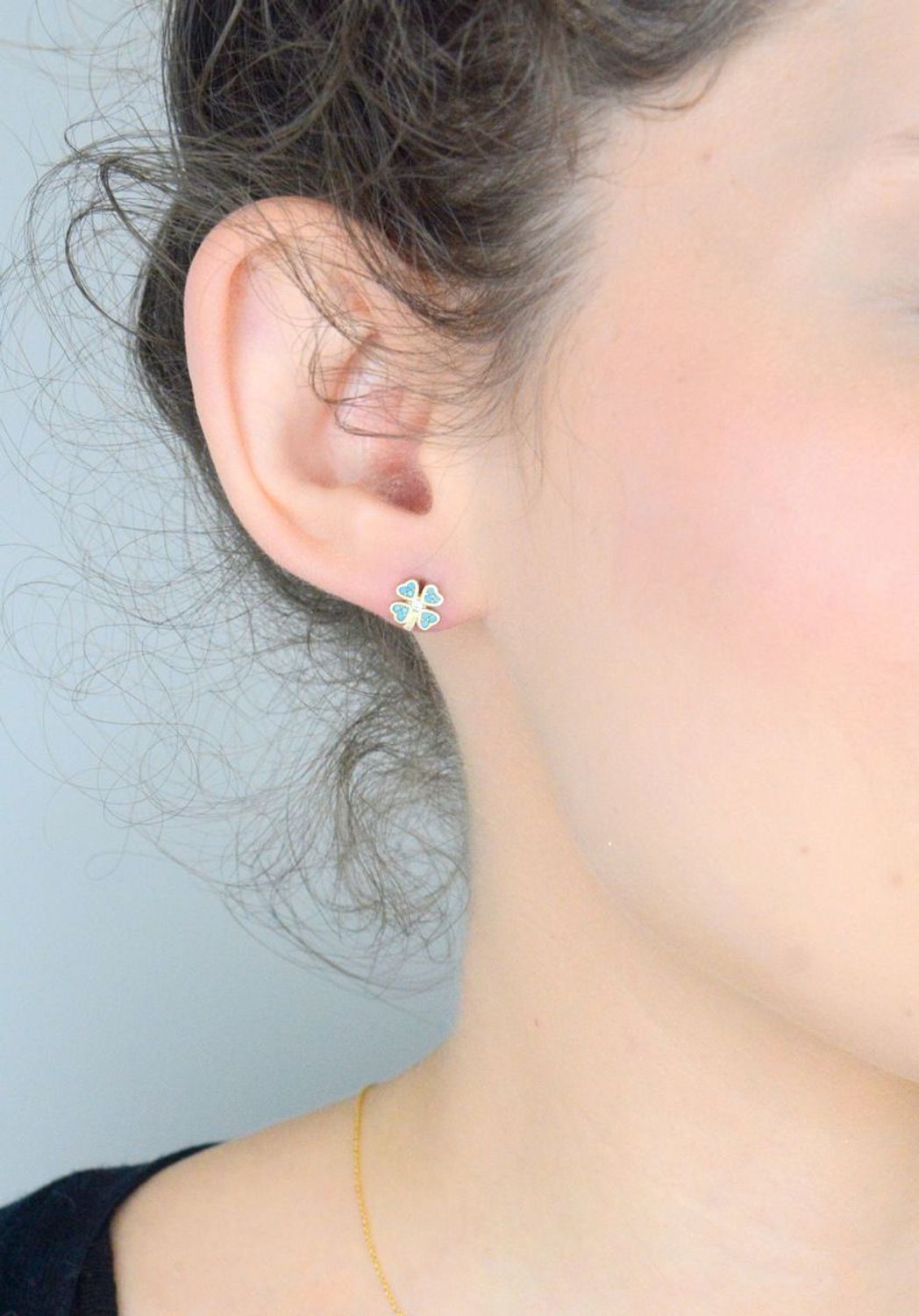 Złote kolczyki koniczynki z niebieskimi cyrkoniami KL6811A.jpg